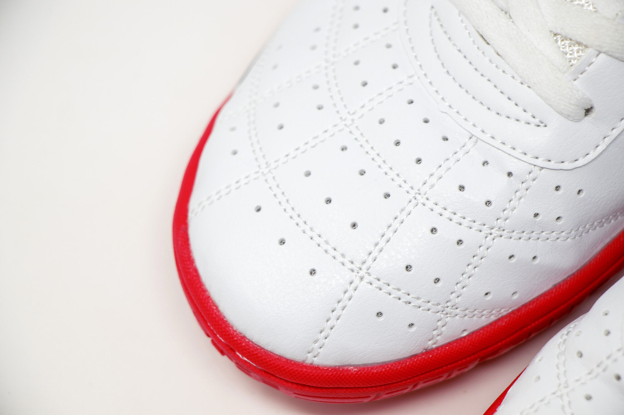 Shuffle-Step-white-red-DETAIL-front